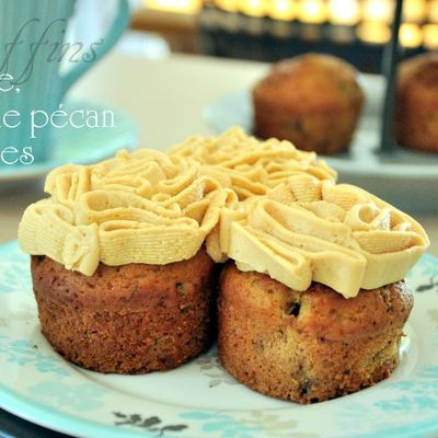 Muffins banane, noix de pécan et 4 épices avec une crème au fromage frais et au caramel