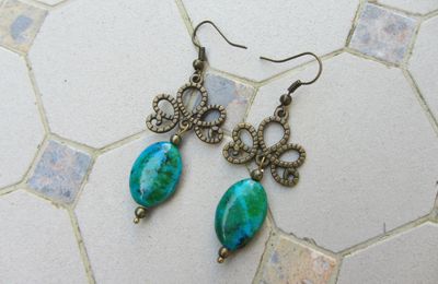 boucles bronze et turquoise, arabesque métal ciselée et perle ovale en pierre de Chrysocolla 