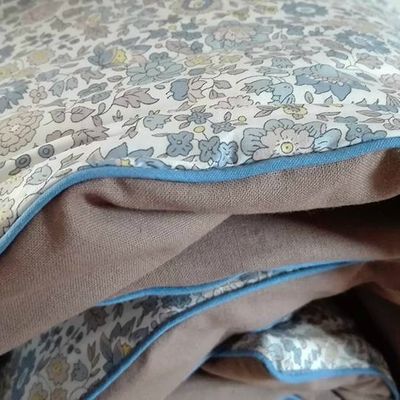 Plaid JULIE en Liberty d'Anjo bleu et beige, dos coton taupe et passepoill bleu