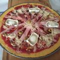 Pizza de polenta au jambon blanc, au fromage de chèvre et aux oignons caramélisés