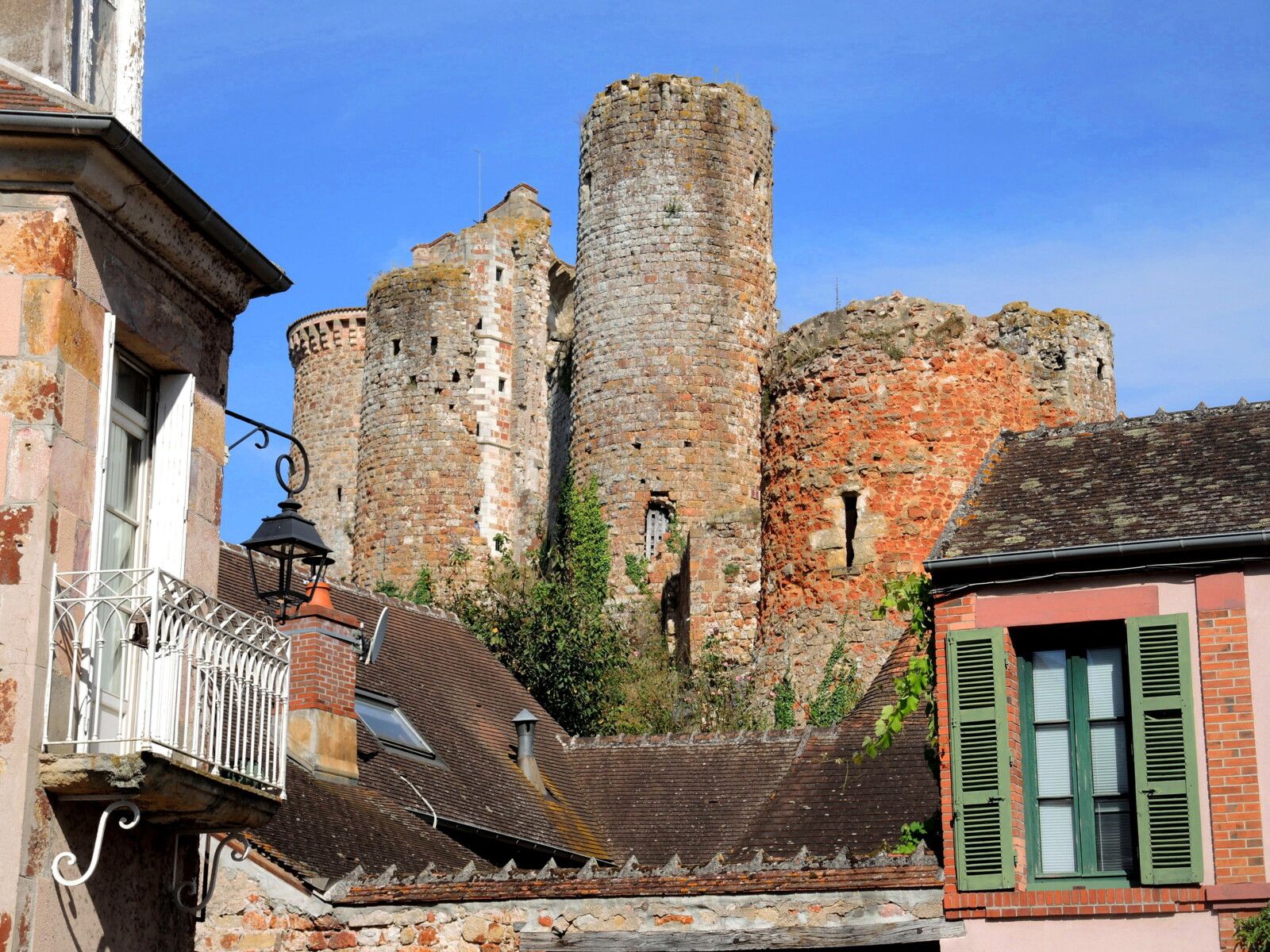 Hérisson, château, balcon et fenêtre (03)