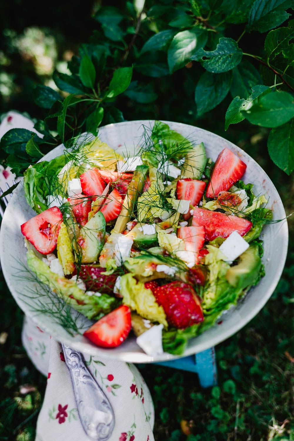 salade fraicheur, recette été, estivale, fraises, vinaigrette à la confiture, avocat, sucrine, aneth, feta, recette canicule sans four