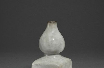 A guan-glazed double-gourd vase, 17th - 18th century