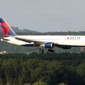 Aéroport: Zurich (Suisse): Kloten (ZRH-LSZH: Delta Air Lines: Boeing 767-324/ER: N394DL: MSN:27394/572.