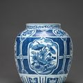 A large blue and white jar, Wanli period (1573-1619)