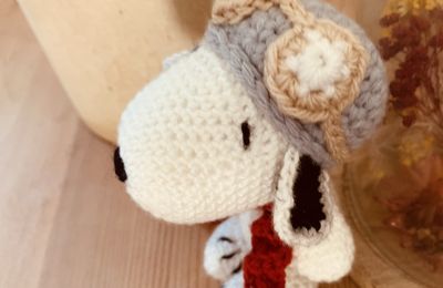 SNOPPY au crochet , avec une petite tenue , pour les enfants ou bijoux de sac 