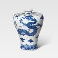 A blue and white 'dragon' vase, meiping, 18th century