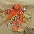 Doudou plat Lapin doudou et compagnie La Tribu Des Nomades Tatoo Grelot Orange Et Vert Fluo