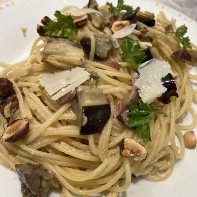 Pâtes aubergine et noisettes, sauce tahin