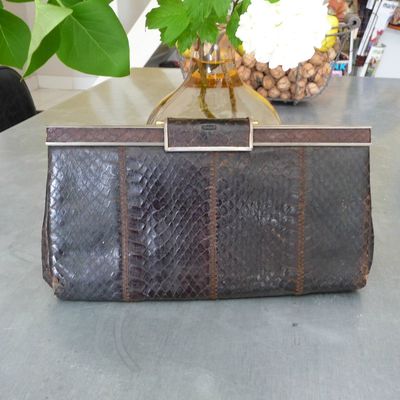 jolie pochette en cuir,très ancienne.