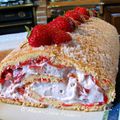 Gâteau roulé aux fraises et pralines roses