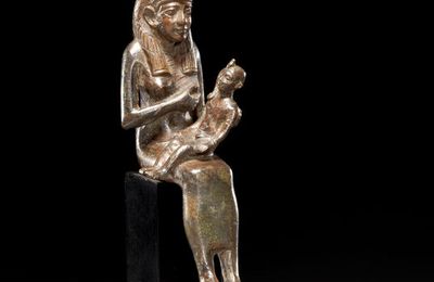 Statue de la déesse Isis allaitant son fils Horus ou « Isis lactans“. Égypte – Basse Epoque, circa 600 BC 