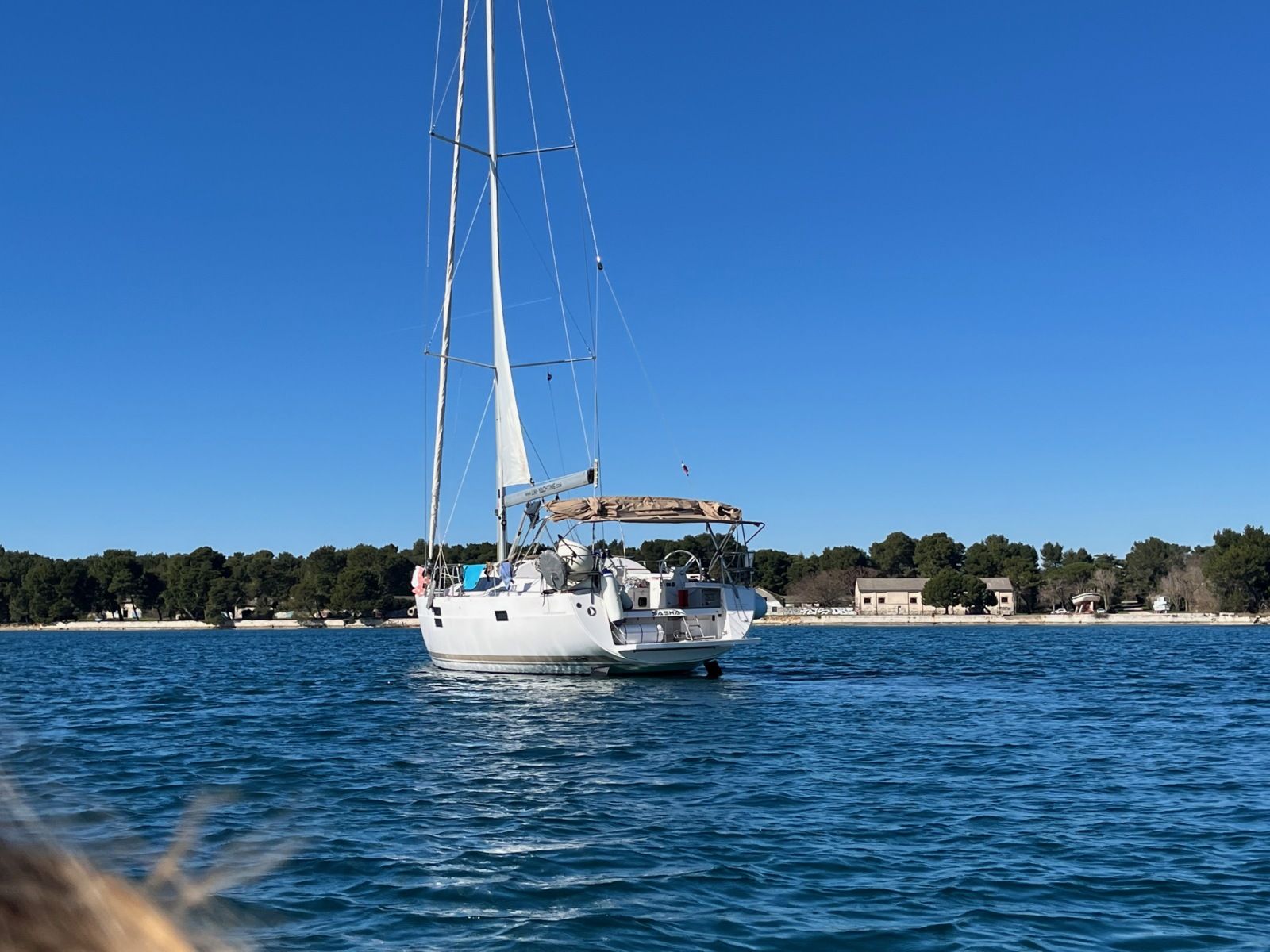 Le Elan Impression 50 à l'ancre en baie de Pula, 4 mars 2025