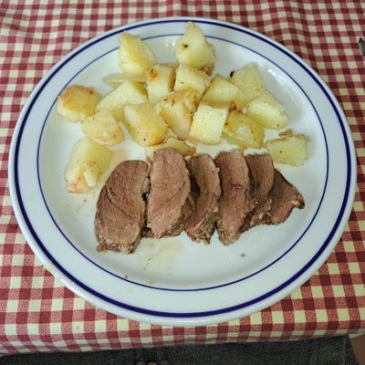 Magret de canard flambé à l’Armagnac et pommes de terre sautées