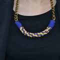 Collier relief en tissu violet & jaune