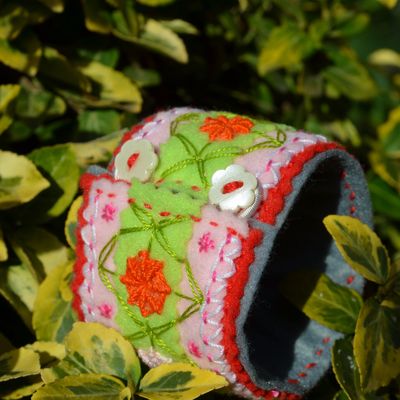 Manchette en broderie folk...