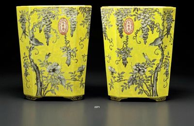 A pair of dayazhai grisaille-decorated yellow-ground faceted  jardinières, Guangxu period (1875-1908)