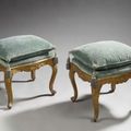 Rare paire de tabourets rectangulaires, en bois finement sculpté et doré. Epoque Louis XV