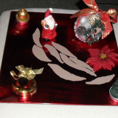 assiette carré de noel rouge avec peinture de