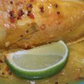 Filets de poulet au citron vert, à l'ananas Victoria et au chutney de coriandre: tableau coloré dans le creux de l'assiette!
