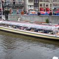 sur la canal d'amsterdam , il y a des bateaux mouche4