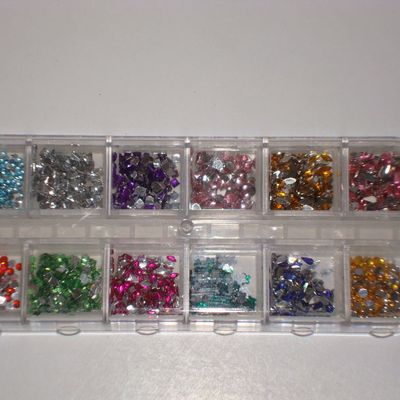 boite strass mélangé 6 euros