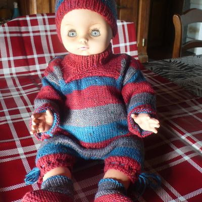 Tricoter des vêtements de poupée.