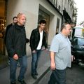 Le 07.04.10 Taylor quittant un magasin " diesel " de Paris 