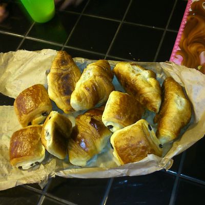 Le petit déjeuner et ses croissants