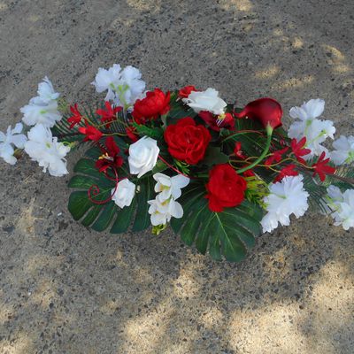 Composition de fleurs artificielles rouge et blanche - Cimetière