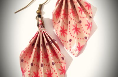 # 019. Boucles d'oreilles origami feuilles roses