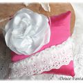 Coussin d'alliance en satin fuchsia et blanc dentelle porte alliance mariage