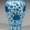 Époque Ming (1368-1644) . Vase de forme "meiping" & Paire de bols. Marque Jiajing