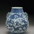 A large blue and white porcelain vase with dragon decoration - Qianlong Mark, Late Qing Dynasty