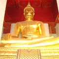 Une immense statut de Bouddha dans le temple