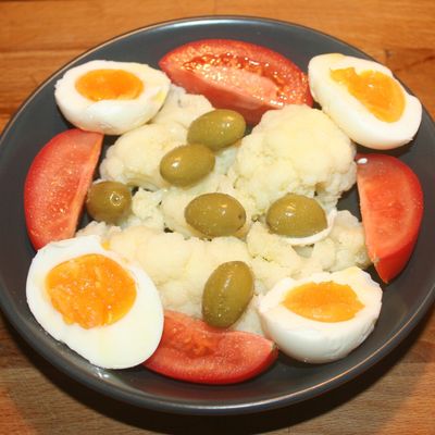 Salade chou-fleur, tomate, œufs et olives vertes