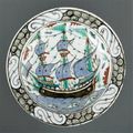 Plat à décor de bateau et poissons, Iznik, période ottomane (13e siècle-1922), vers 1660