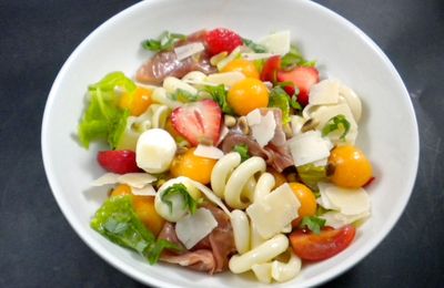 Salade de pâtes au melon, mozzarella, jambon de Parme, …