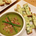 LA soupe poireau-pomme de terre au poivre rose et bacon grillé, mouillettes aux herbes