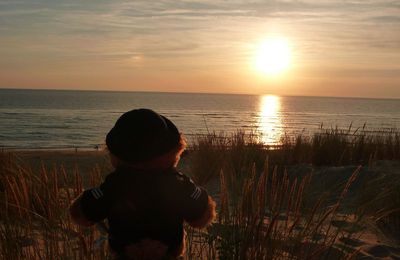 simon devant la coucher de soleil