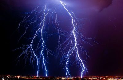 Fort Worth  au Texas attaqué par des lumières bleues  après un orage.