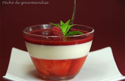 Panna cotta et sa gelée de pêches, coulis de framboises