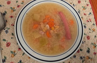 Soupe de légumes au riz et aux saucisses