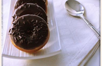 Donuts au chocolat - avec la machine à donuts - 