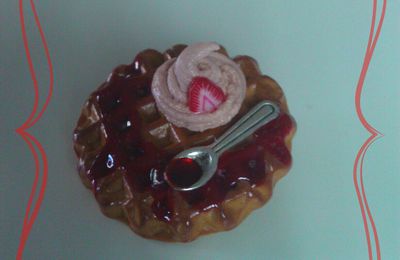 Broche gourmande , gauffre,chantilly,fraise,coulis.