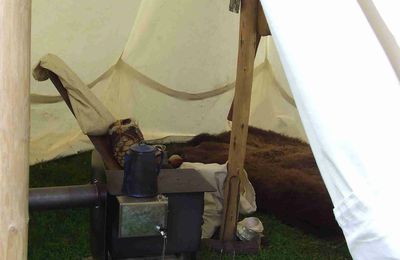 Un camp d'indiens dans le parc du château à Nogent-le-Roi