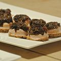 Petites bouchées aux mousse de foie de canard, pruneaux à l'armagnac et biscuit au café et noix