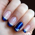 French bleue électrique, accent nail bleu et stickers étoiles