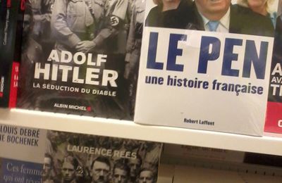 Sur l'étagère d'un magasin de livre. Pourquoi l’un à côté de l’autre ?