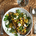 ASSIETTE D'AUBERGINES AU FOUR, TOFU BROUILLÉ AUX ÉPICES & RICOTTA